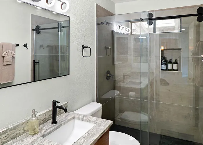 Spacious W 4 Bedroom Contemporary House! *