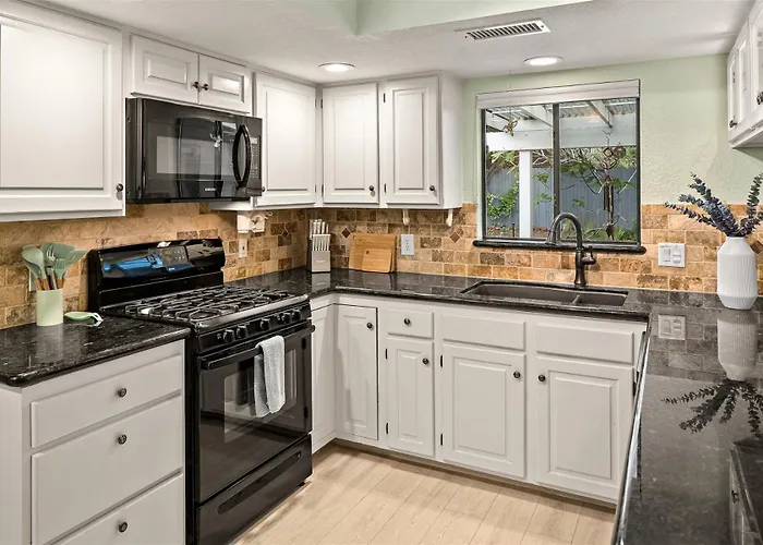 Spacious W 4 Bedroom Contemporary House!