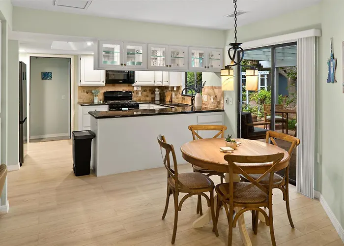Spacious W 4 Bedroom Contemporary House! * Sedona