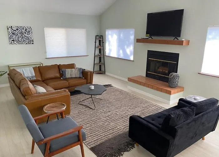 Holiday home Spacious W 4 Bedroom Contemporary House!