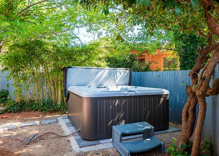Spacious W 4 Bedroom Contemporary House!