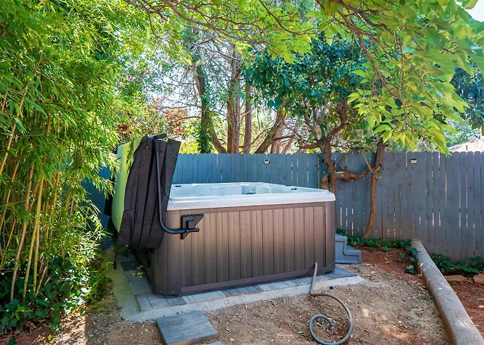 Spacious W 4 Bedroom Contemporary House! Sedona